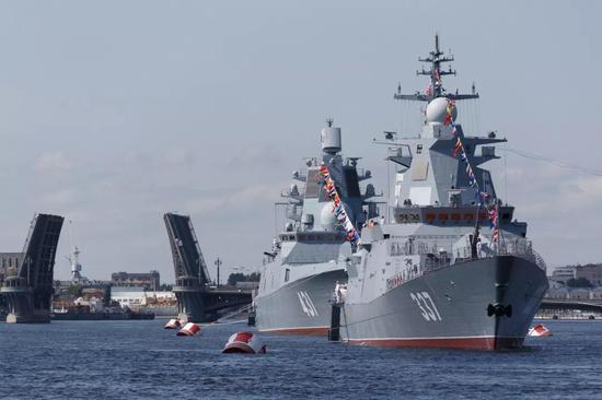  俄神盾舰参加俄海军节阅兵 与中国052C舰仍有差距 